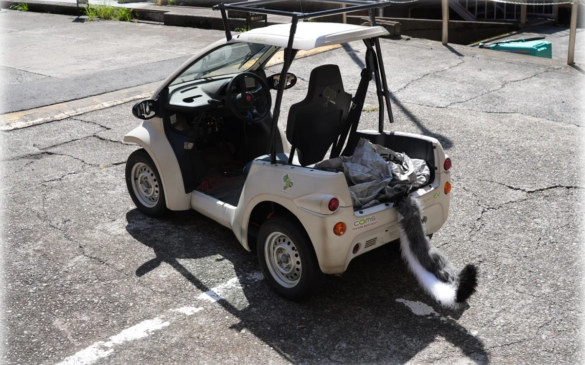 TailCue robotic tail mounted on an automated vehicle
